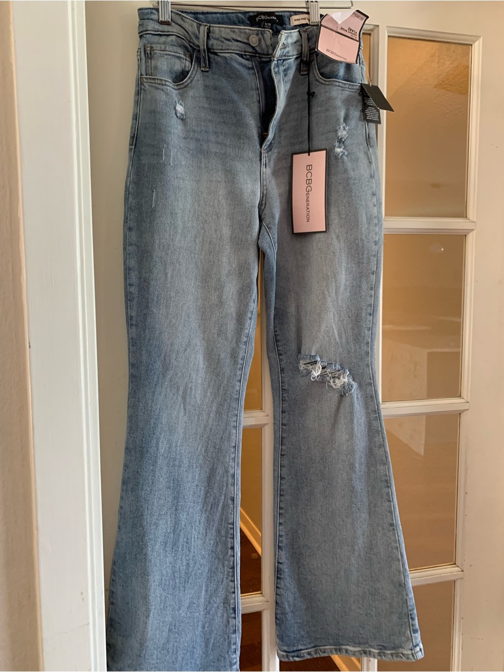NWT BCBGeneration Women’s Light Wash Distressed High Rise Flare Jeans- size 9/29